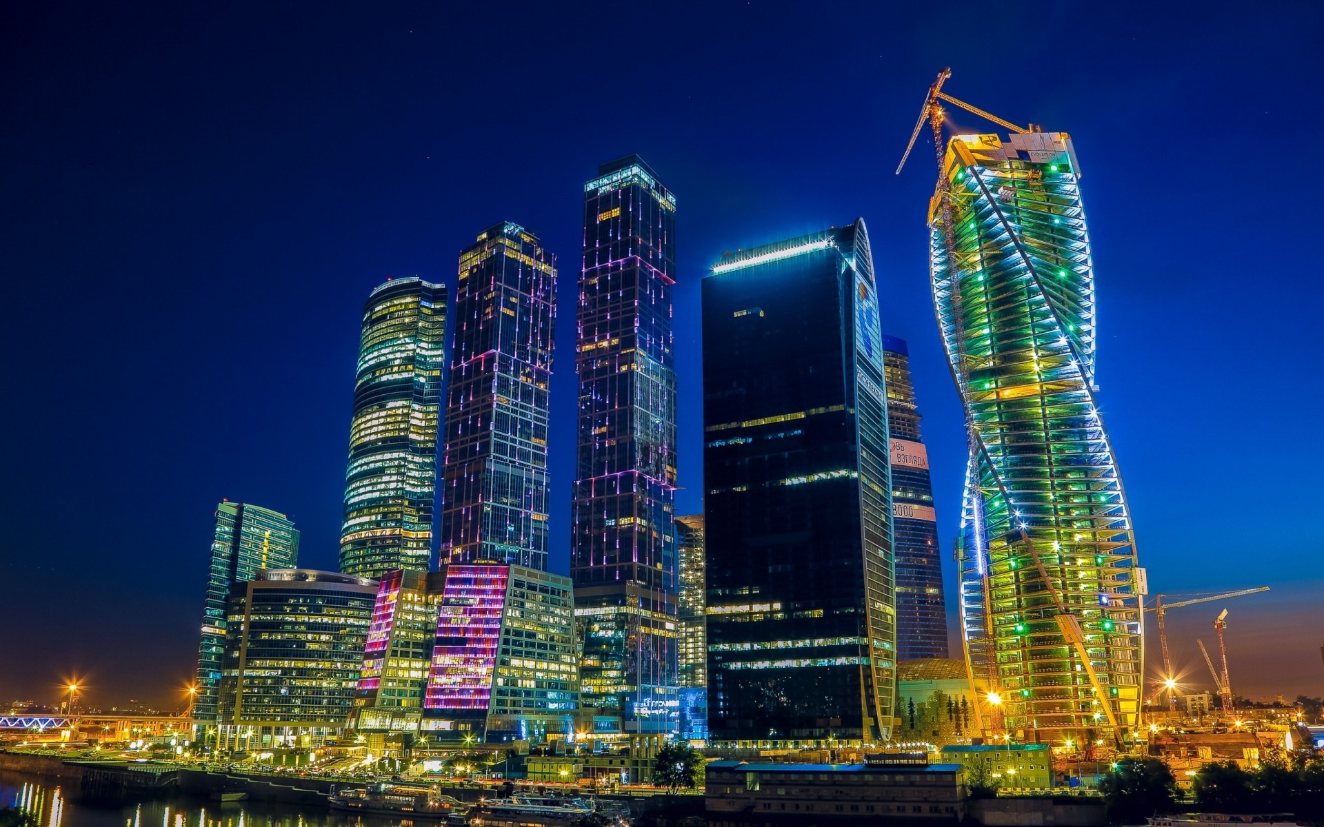 В России строится все больше небоскребов. Как это происходит?