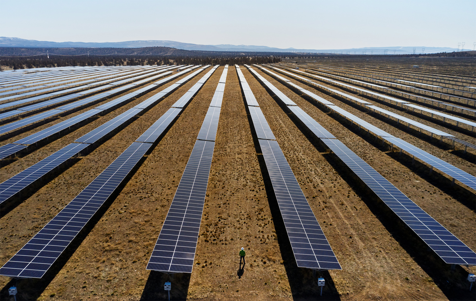 Apple_commits-100-percent-carbon-neutrality-for-supply-chain-and-products-by-2030-solar-farm_07212020_big.jpg.large_2x.jpg